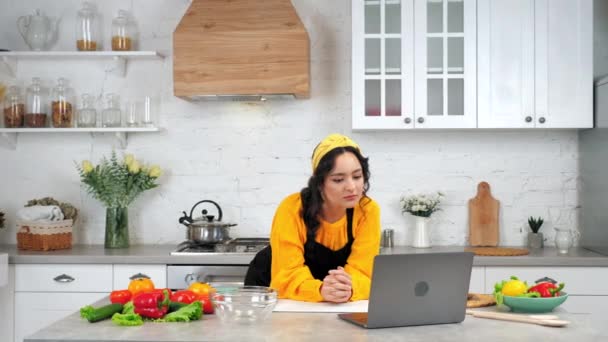 Mujer reflexiva estudio en línea videollamada webcam portátil webinar curso en la cocina — Vídeos de Stock
