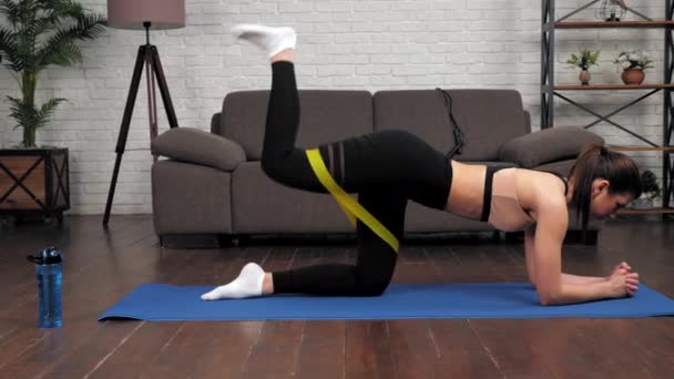 Mujer en ropa deportiva hace ejercicio de entrenamiento deportivo en colchoneta de yoga fitness en casa — Vídeos de Stock