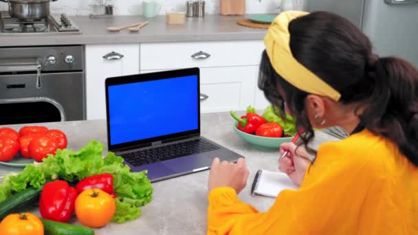 Laptop tela azul: Mulher cumprimenta assistir curso de culinária on-line ouvir professor chef — Vídeo de Stock