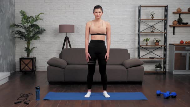 Fit žena fitness trenér blogger pozdravy poslouchat student učí sportovní cvičení — Stock video