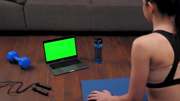 Green screen laptop koncept: passform kvinna ser datorn berättar fitness trainer — Stockvideo