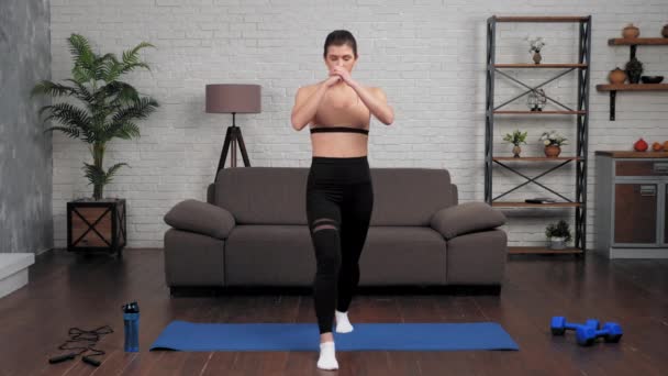 Fit vrouw fitness trainer in sportkleding praten leert student doen benen oefening — Stockvideo
