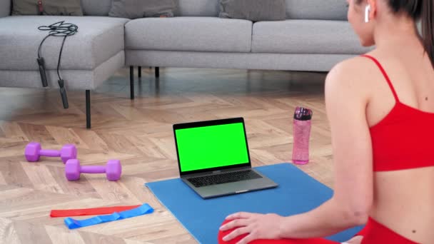 Groene scherm laptop: Fit vrouw kijkt computer vertelt luisteren fitness trainer — Stockvideo