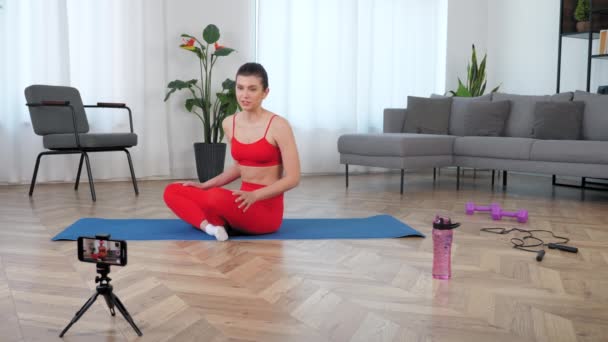 Fit nő fitness edző blogger mondja tanít diák csinál hasi gyakorlat — Stock videók