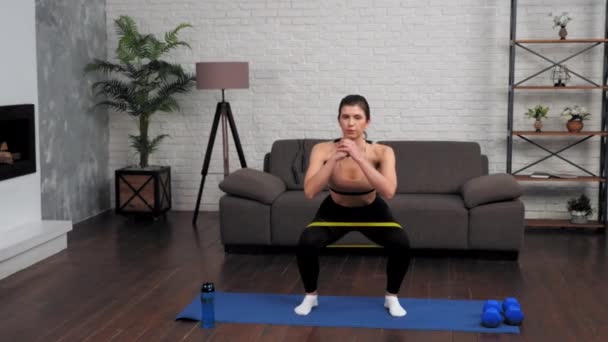 Fit γυναίκα στα αθλητικά κάνει προπόνηση προπόνηση για fitness yoga mat στο σπίτι — Αρχείο Βίντεο