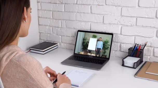 Mujer en casa estudio de video conferencia en línea llamada webcam portátil, le dice a la maestra — Vídeo de stock