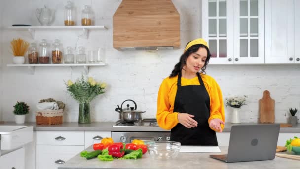 Mujer escuchar dice maestro chef rebanadas de tomate en la tabla de cortar en casa cocina — Vídeos de Stock