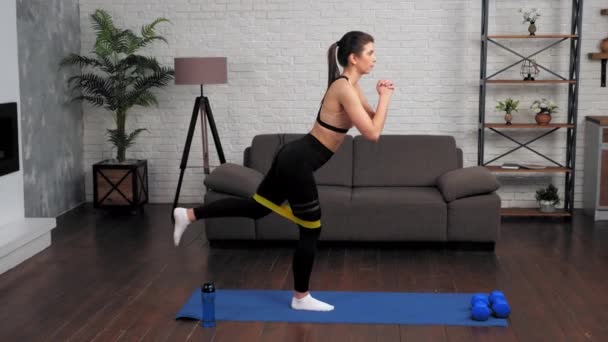 Adatta donna in abbigliamento sportivo fa allenamento sportivo sul tappetino fitness yoga a casa — Video Stock