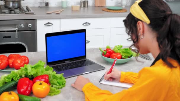 Ordinateur portable écran bleu : Femme étude regarder cours de cuisine en ligne écouter professeur chef — Video