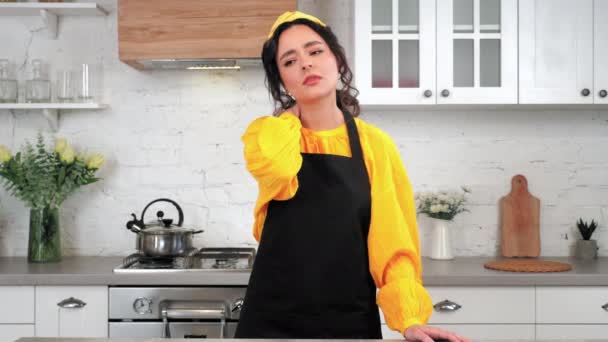 Портрет усталой домохозяйки на домашней кухне массаж шеи после интенсивного приготовления пищи — стоковое видео