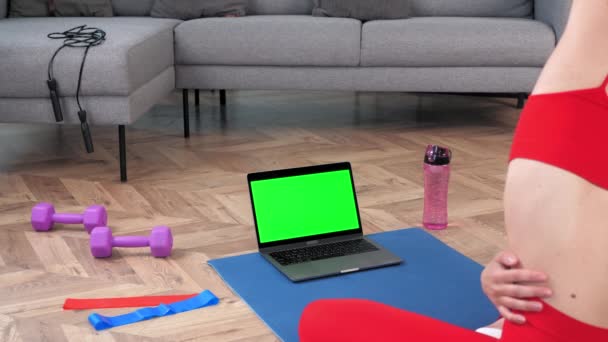 Green Screen Laptop: Fitness-Frau sitzt auf Yogamatte beim Aufwärmen vor dem Training — Stockvideo