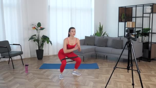 Sport muskularna kobieta rejestruje lekcje online na kamerze, trening w domu — Wideo stockowe