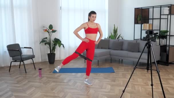 Sportovní svalnatá žena nahrává online master class na kameru, cvičení doma — Stock video