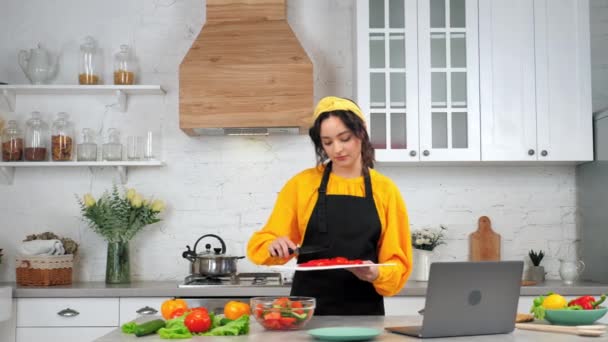 Mujer en cuchillos de cocina rebanado pimiento de tabla de cortar en ensaladera — Vídeos de Stock