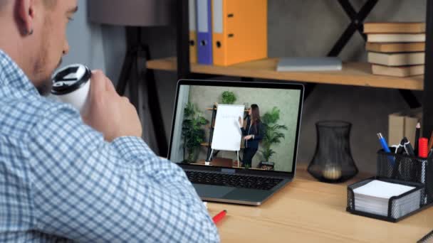 Homem em casa escritório estudo assistir online webinar curso lição laptop vídeo chat — Vídeo de Stock