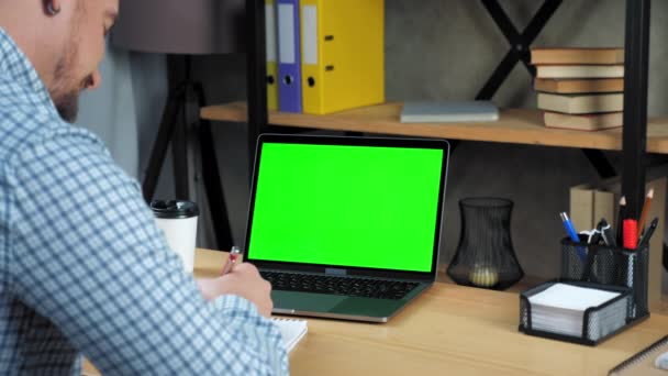 绿色屏幕笔记本电脑的概念：微笑的商人在笔记本上写下待办事项清单 — 图库视频影像