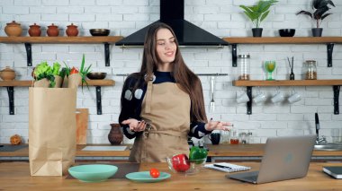 Ev hanımı çevrimiçi video çalışması web kamerası bilgisayarı, mutfakta aşçılık dersi alıyor.