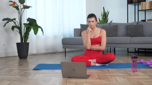 Mujer reflexiva escuchar entrenador de fitness, estudio de videollamada en línea webcam portátil — Vídeo de stock