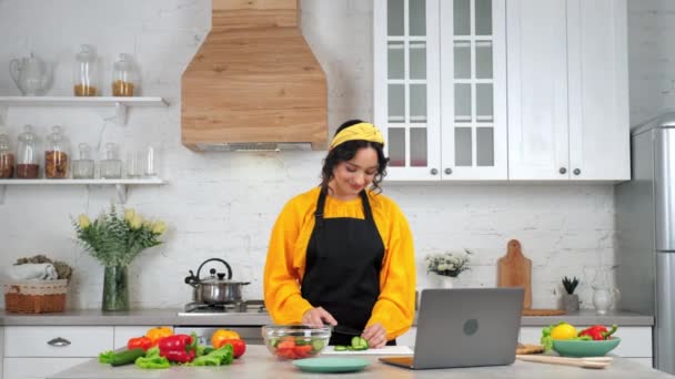 Mulher fatias pepino ouvir professor chef estudo online vídeo chamada webcam laptop — Vídeo de Stock