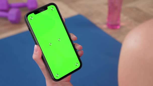 Zielony smartfon ekran: Szczelnie smartfon w ręku wygląda zielony wyświetlacz izolatu — Wideo stockowe