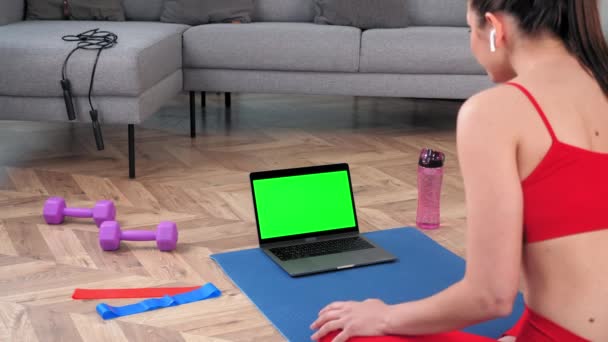 Ordenador portátil de pantalla verde: mujer en forma emocional se ve ordenador le dice entrenador de fitness — Vídeos de Stock