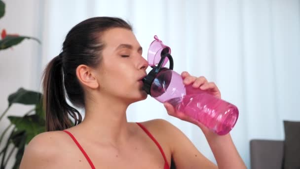 Gros plan femme sportive boit de l'eau après l'exercice de fitness actif — Video