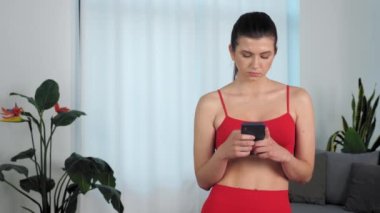 Portre kaslı sporcu kadın eğitimden sonra akıllı telefon sosyal ağ ortamını kullanıyor