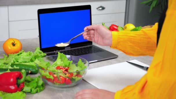 Laptop tela azul: sal de mulher cozido vegetariano deliciosa salada em tigela de vidro — Vídeo de Stock