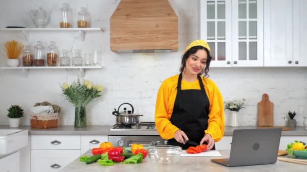 Mujer sonriente rebanadas de tomate dice escuchar estudio de chef en línea videollamada portátil — Vídeos de Stock