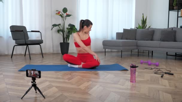 Treinador de fitness mulher ajuste diz ensina estudante fazendo aquecimento antes do treino — Vídeo de Stock