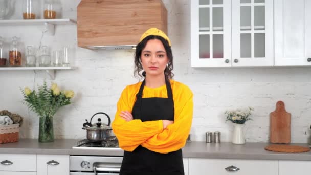 Retrato sério dona de casa cruzando as mãos olhando câmera em casa cozinha moderna — Vídeo de Stock