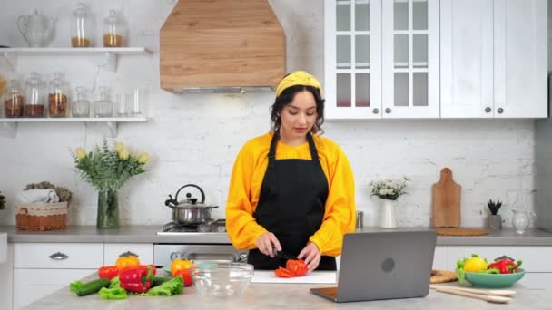 Γυναίκα νοικοκυρά φέτες ντομάτα στον πίνακα κοπής λέει δάσκαλος σεφ μελέτη σε απευθείας σύνδεση — Αρχείο Βίντεο