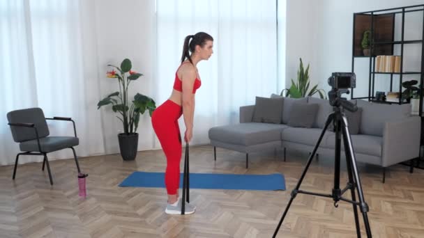 Αθλητισμός μυϊκή γυναίκα καταγράφει σε απευθείας σύνδεση απομακρυσμένο webinar Μάστερ μάθημα στην κάμερα — Αρχείο Βίντεο