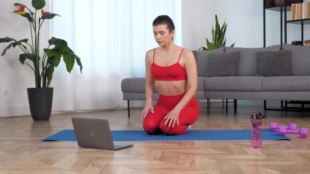Frau in Sportbekleidung Studie Uhr Online-Remote-Sport-Webinar Unterricht Laptop — Stockvideo
