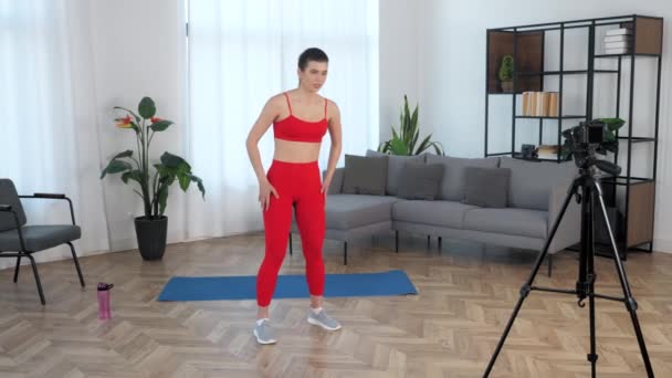 Sport muskulöses Mädchen erzählt lehrt Studenten Aufzeichnungen Online-Kurs Lektion vor der Kamera — Stockvideo