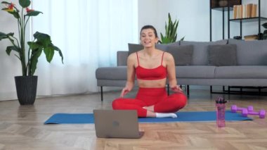 Formda bir kadın fitness eğitmenine internetten bilgisayar araması yapmasını söyler.