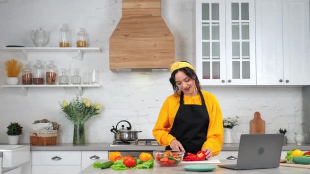 Χαμογελαστή γυναίκα νοικοκυρά φέτες bell pepper λέει σεφ μελέτη online βιντεοκλήση — Αρχείο Βίντεο