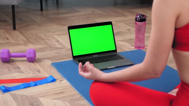 Portátil de pantalla verde: Mujer deportiva tranquila practica yoga videollamada en línea en casa — Vídeo de stock