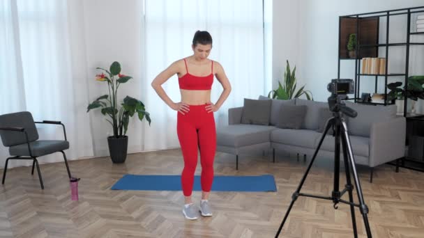 Sport muscolare donna dice treni insegna studente record corso online sulla macchina fotografica — Video Stock