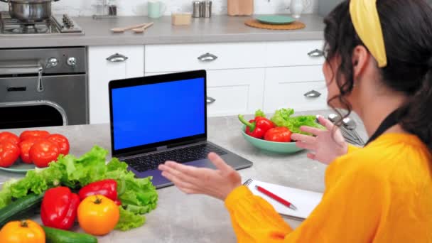 Portátil de pantalla azul: Emocional mujer estudio videollamada en línea, le dice al chef profesor — Vídeos de Stock