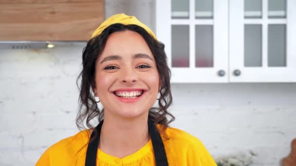 Close up laughing beautiful housewife looking camera on home kitchen background — Stock Video