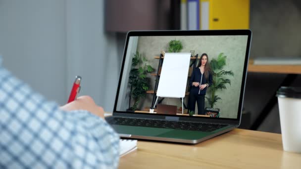 Geschäftsmann im Büro schreibt in Notizbuch, Studium Online-Business-Kurs Webinar — Stockvideo