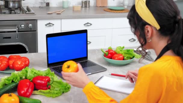 Laptop tela azul: Mulher na cozinha diz ouvir chef mostra ingredientes webcam — Vídeo de Stock