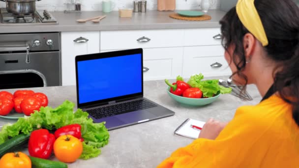 Mavi ekran dizüstü bilgisayar: Kadın çevrimiçi yemek kursunu izliyor Webinar öğretmen şefe — Stok video