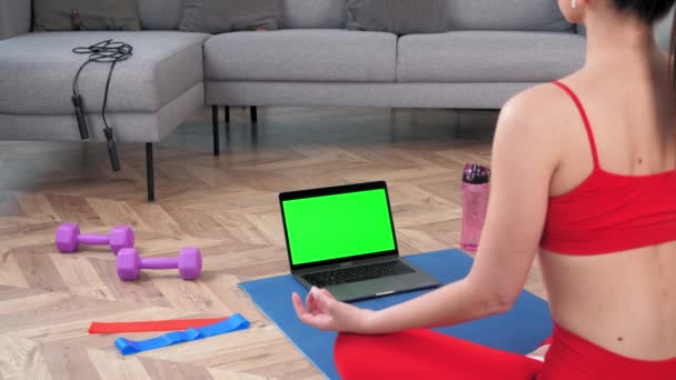 Kalme sportieve vrouw oefent yoga online videogesprek webcam laptop thuis — Stockvideo