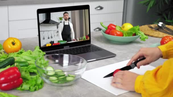 Mulher na cozinha estudar curso de culinária on-line fatias de tomate ouvir professor chef — Vídeo de Stock