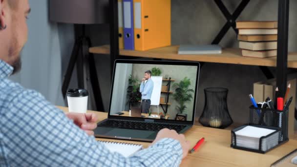 Üzletember otthon azt mondja tanulmány online video konferencia hívás chat webkamera laptop — Stock videók