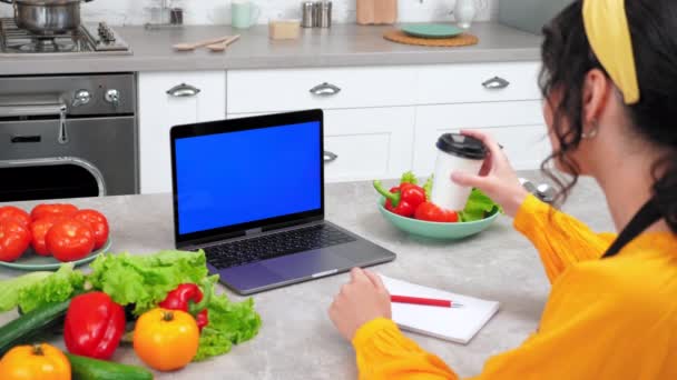 Mujer en cocina estudio curso de cocina en línea escuchar profesor chef beber café — Vídeos de Stock