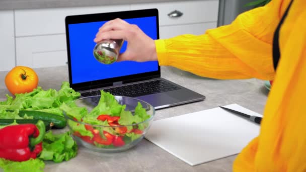 Kék képernyős laptop: nő só főtt vegetáriánus ízletes saláta üvegtálban — Stock videók