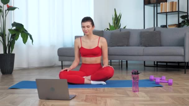 Sonriente mujer en forma escuchar entrenador de fitness, estudio de videollamada en línea webcam portátil — Vídeo de stock